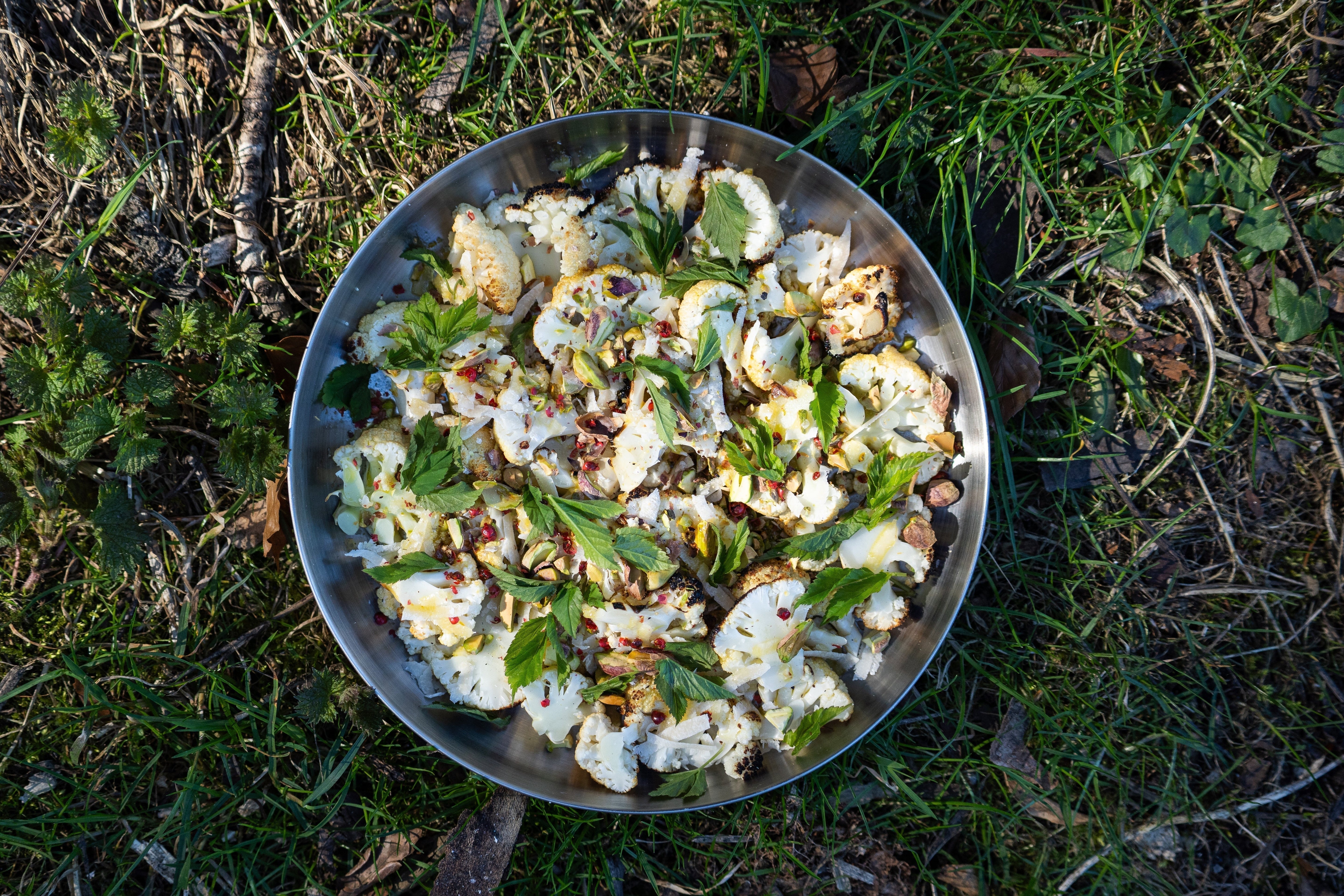Grilled cauliflower salad with ground elder
