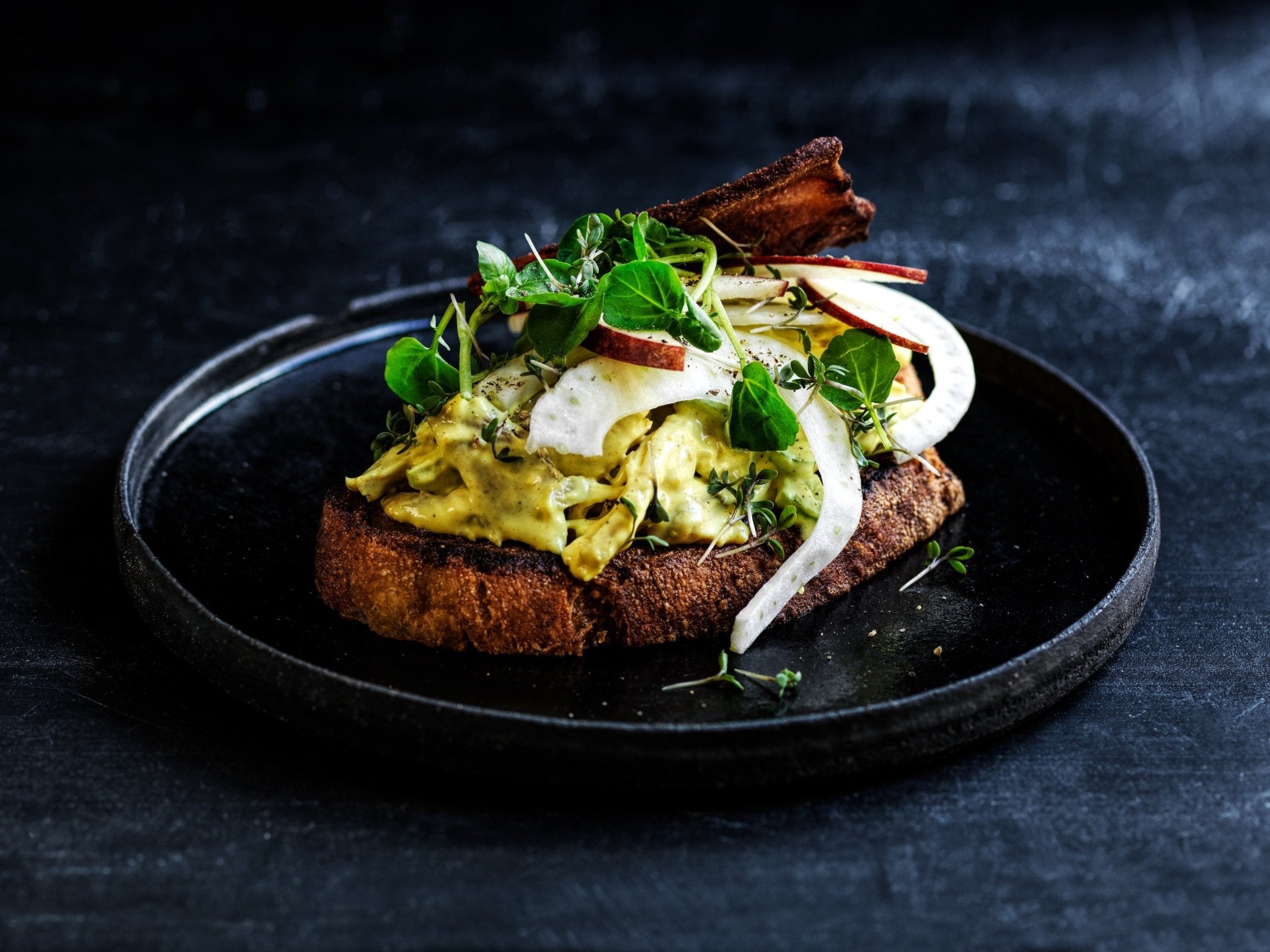 Hønsesalat med fennikel, æble og bacon - Gastrotools.dk